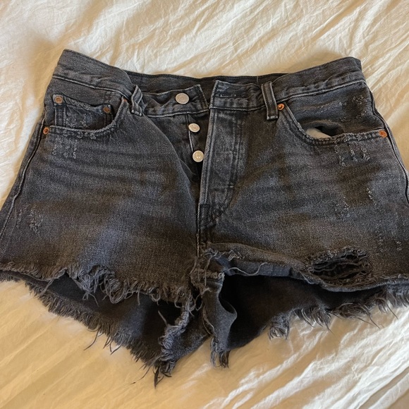 Aritzia Pants - Black Levi shorts